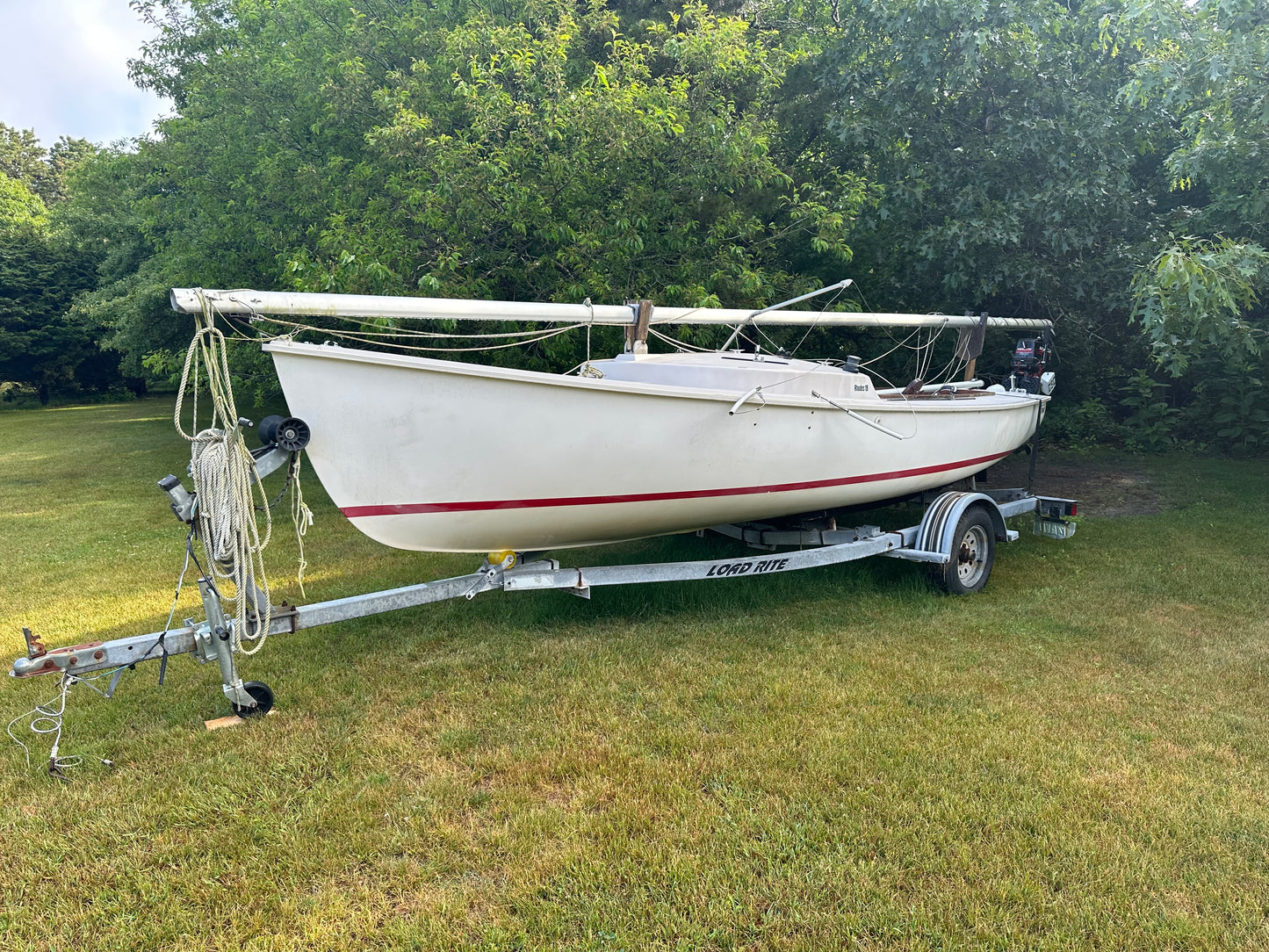 2000 19’ Rhodes Sailboat