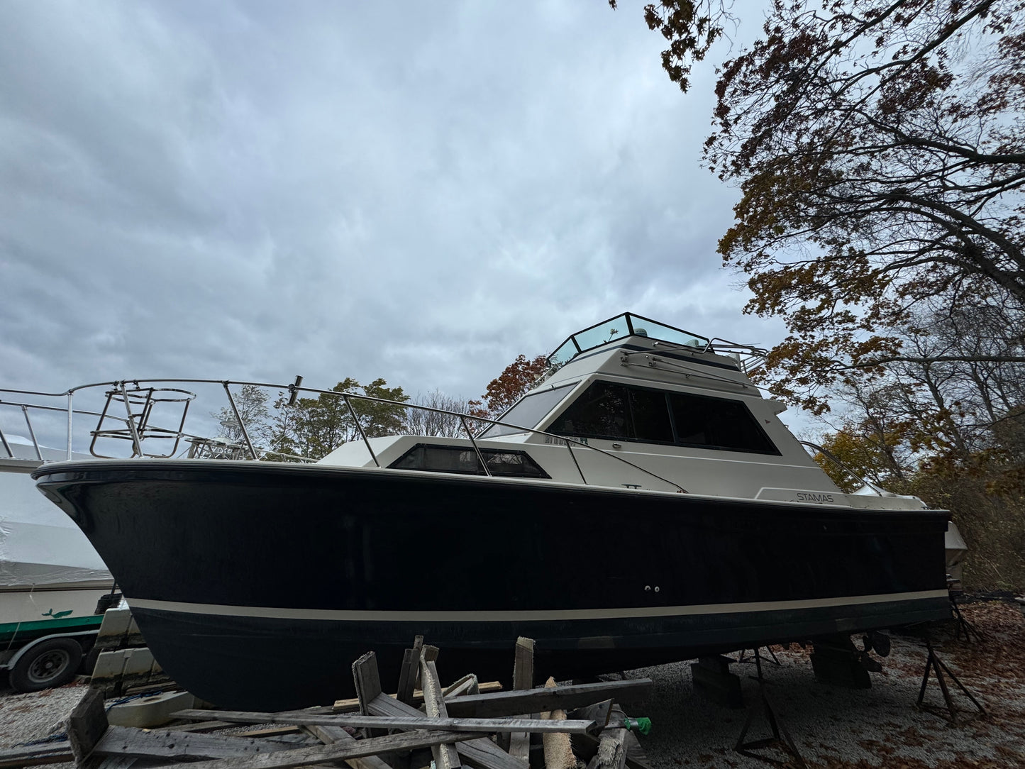 1986 32' Stamas Flybridge Sedan